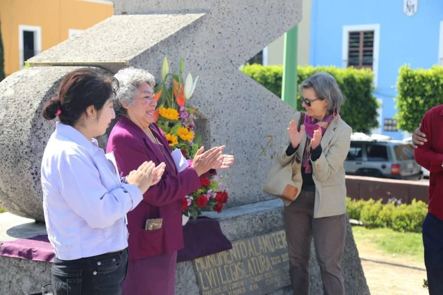 Colocan ofrenda  floral en el monumento a la Mujer 