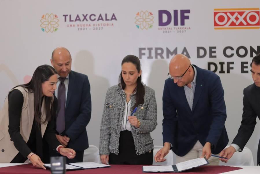 Firma de convenio de colaboración entre DIF Estatal y la empresa Oxxo