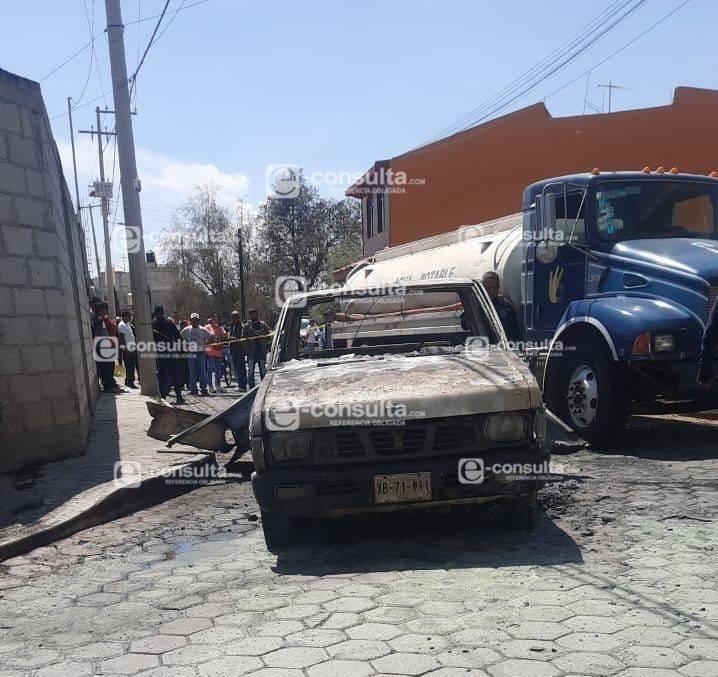 Mal uso de cohetones provoca incendio en camioneta en Tlaxco Vía