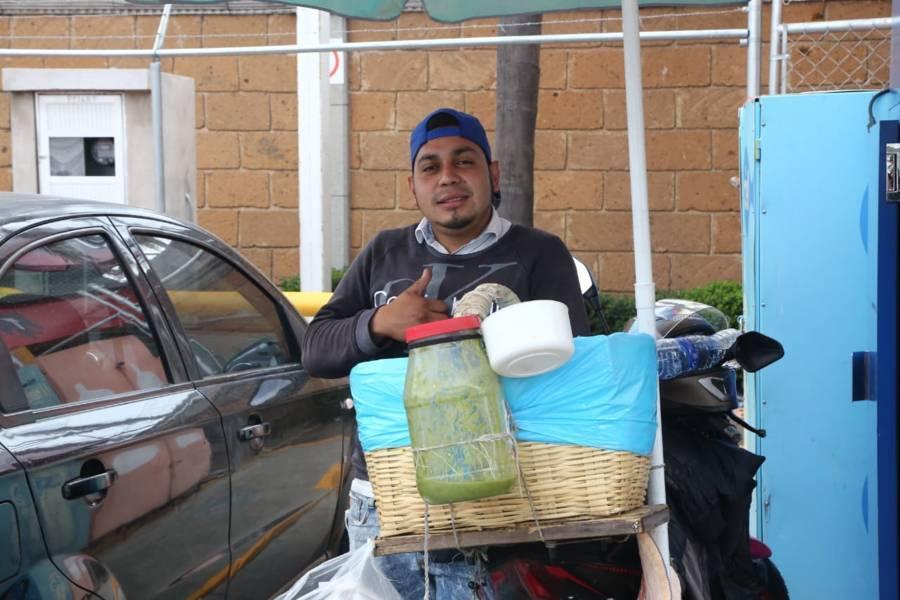 Marco "tacos" es conocido por vender tacos de canasta en "El Trébol"