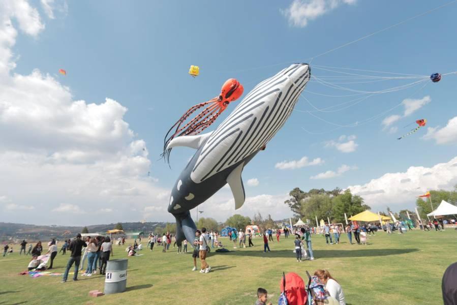 Decenas de familias acuden al festival del papalote y el globo 