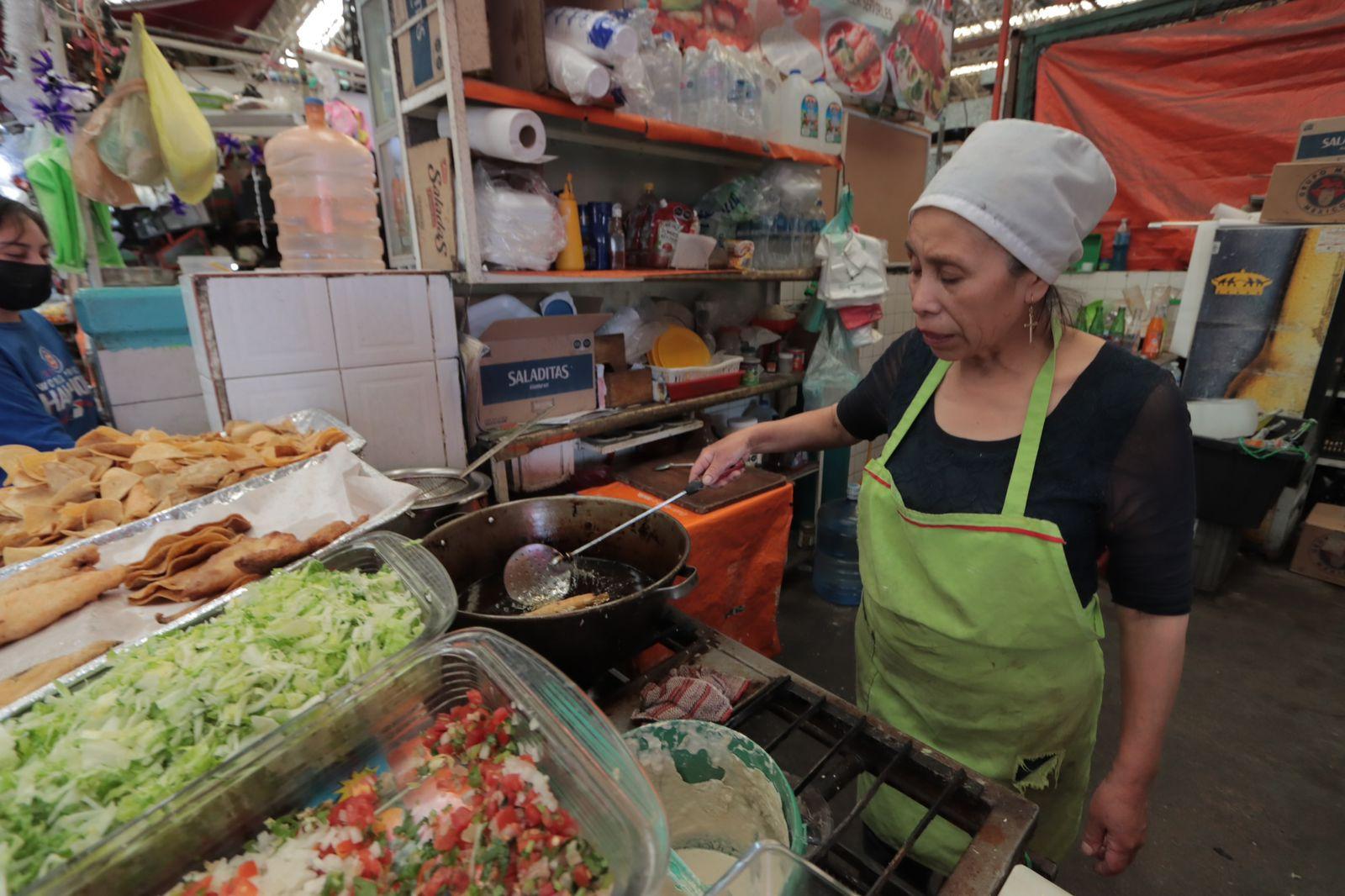 Doña Guadalupe, más de cuarenta años vendiendo mariscos en Tlaxcala
