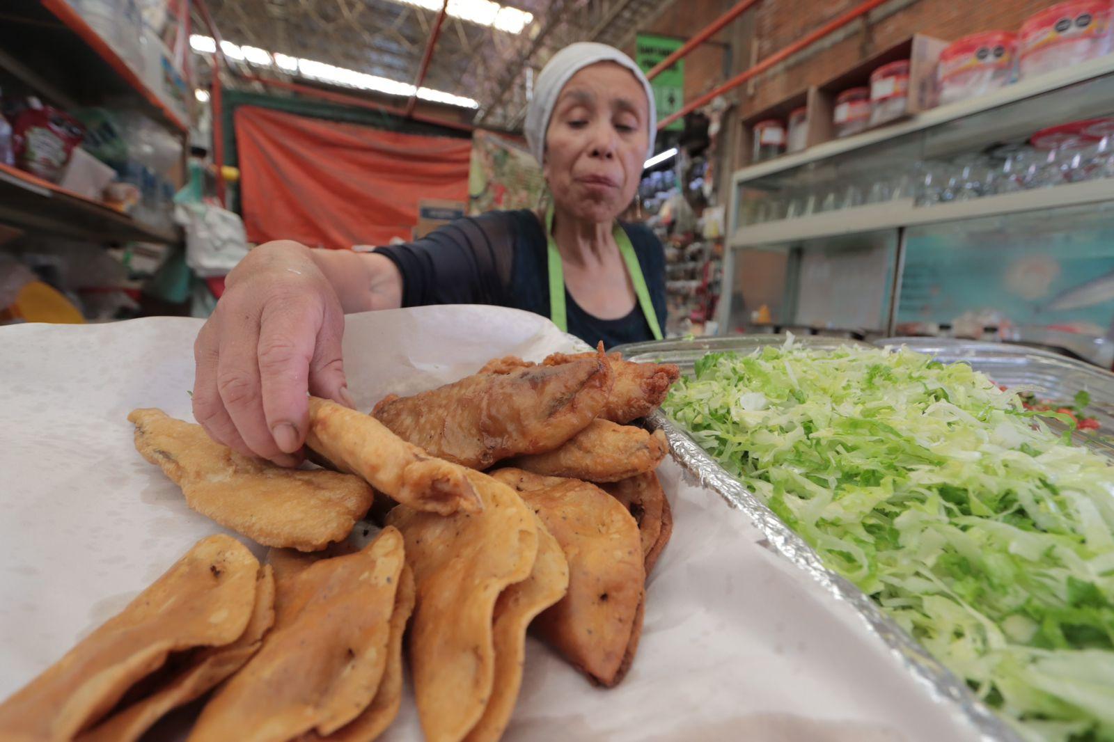 Doña Guadalupe, más de cuarenta años vendiendo mariscos en Tlaxcala