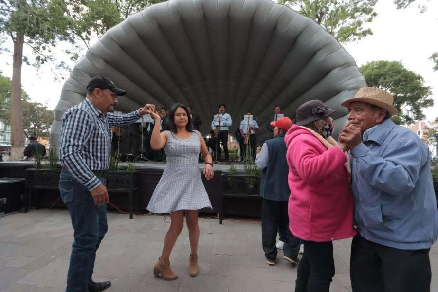 Adultos mayores disfrutan del viernes bailando danzón en la capital 