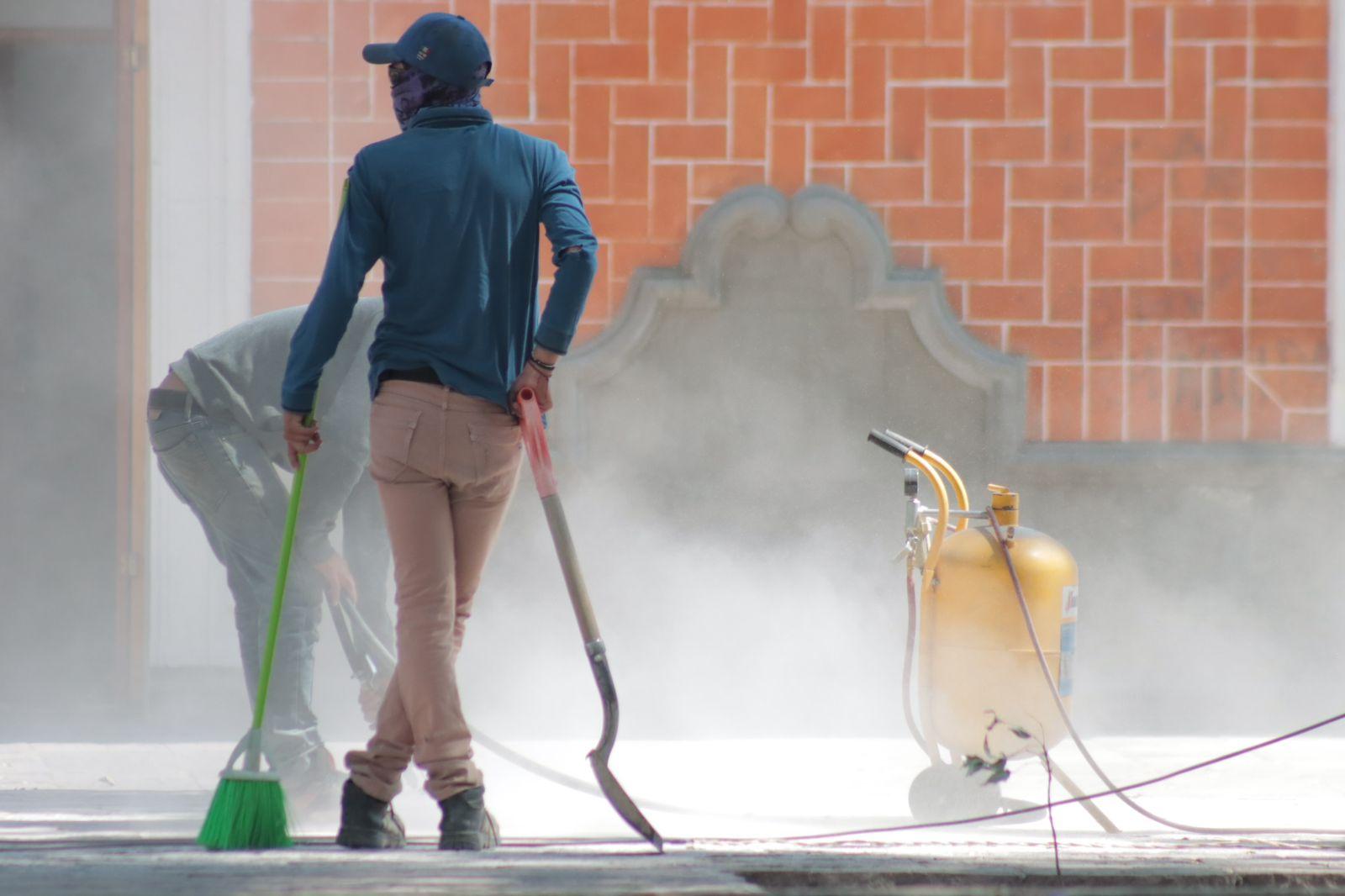 Utilizan arena de mar para limpiar grafitis del Centro Histórico 