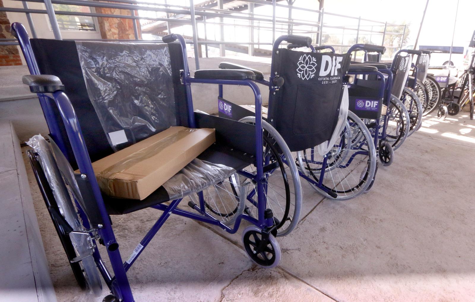 Entrega sistema estatal DIF sillas de ruedas y lentes para vista cansada
