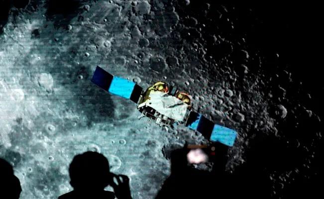 China: Encuentran en la Luna toneladas de agua