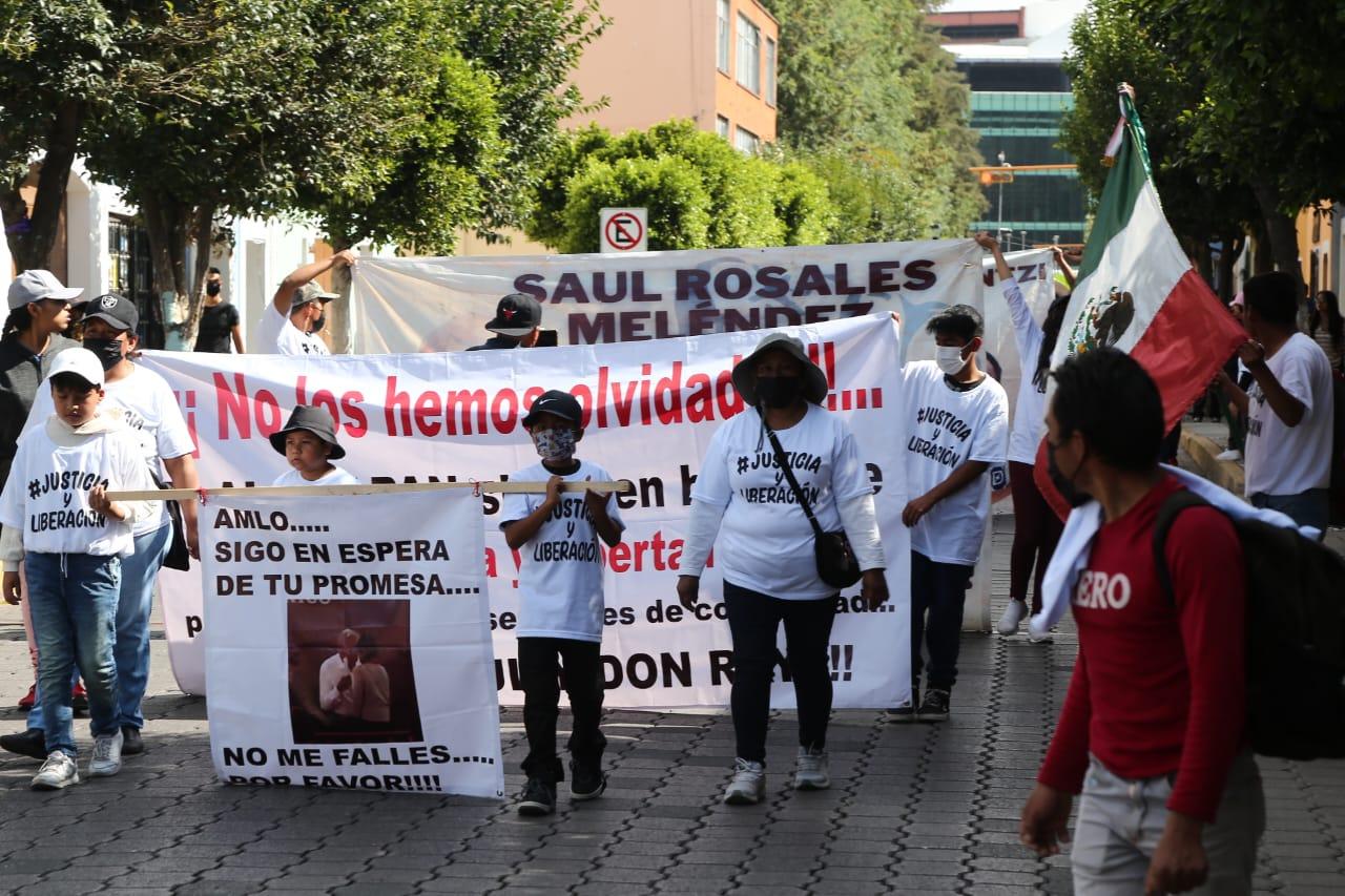 Marchan pobladores de Tlalcuapan hacia Palacio de Gobierno 