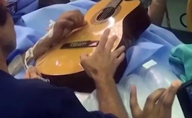 Especialistas extirpan un tumor cerebral mientras el paciente toca la guitarra