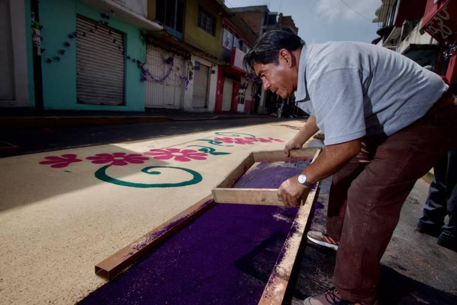 Realizan vecinos de la calle unión, alfombras artesanales para la procesión del viernes Santo 