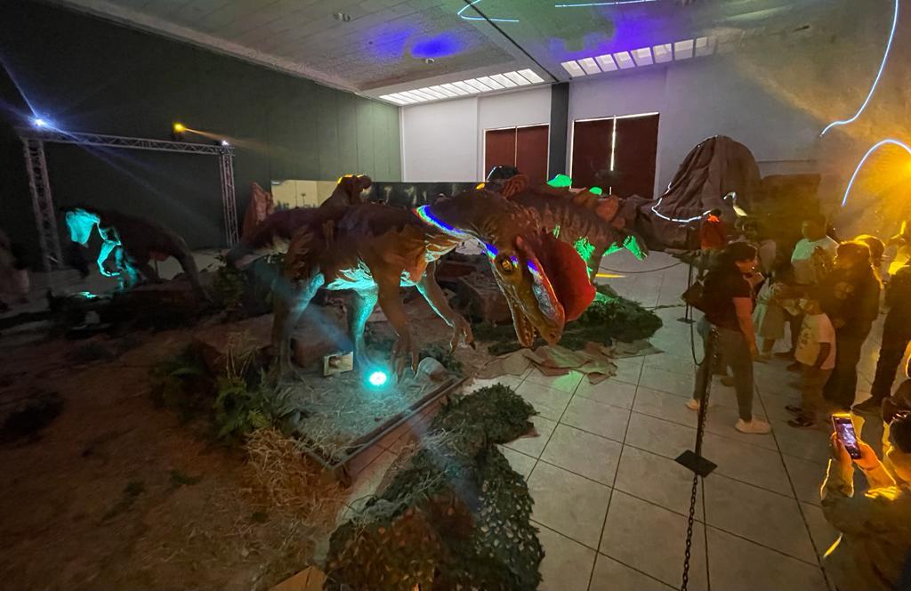 Disfrutan familias del último día de "Tierra de Dinosaurios"