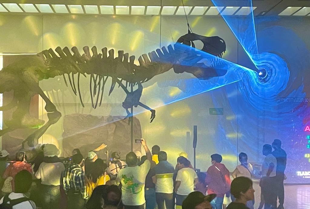 Disfrutan familias del último día de "Tierra de Dinosaurios"