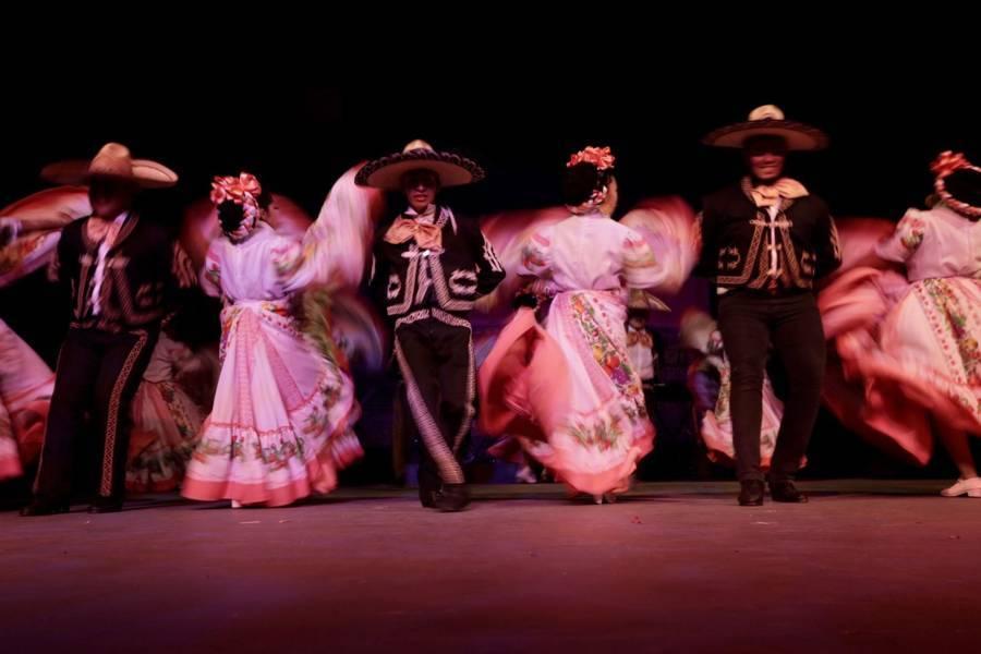 Estreno del programa de danza folklórica raíz chichimeca en el Teatro Xicohténcatl 