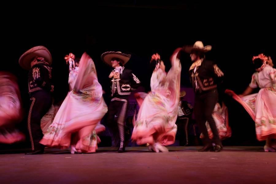 Estreno del programa de danza folklórica raíz chichimeca en el Teatro Xicohténcatl 