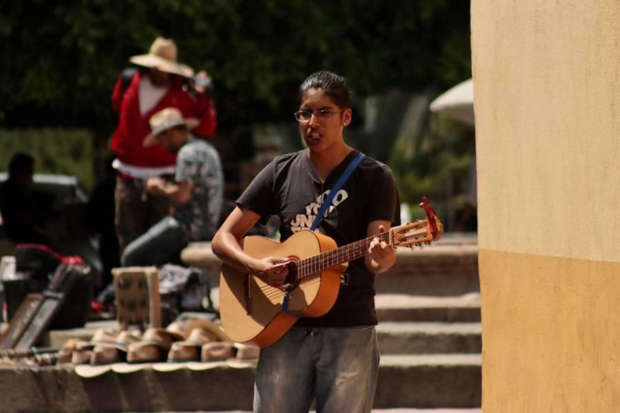 Jóvenes con talento buscan ganarse la vida en el Centro de Tlaxcala