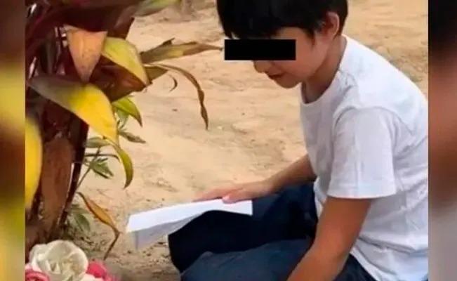 Un niño se hace viral al conmover su empeño en el estudio frente a la tumba de su madre