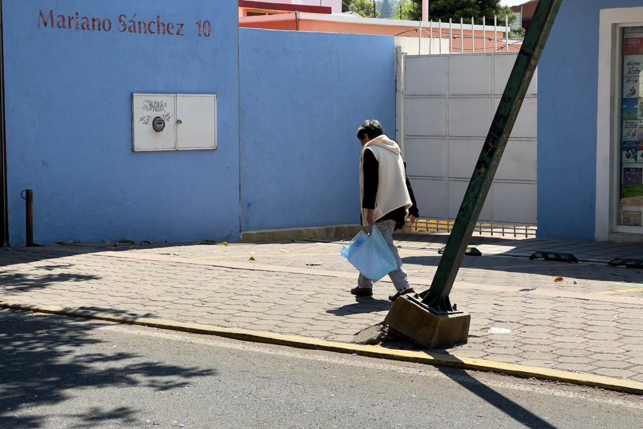 Riesgo latente: Una lámpara a punto de colapsar en Avenida Mariano Sánchez