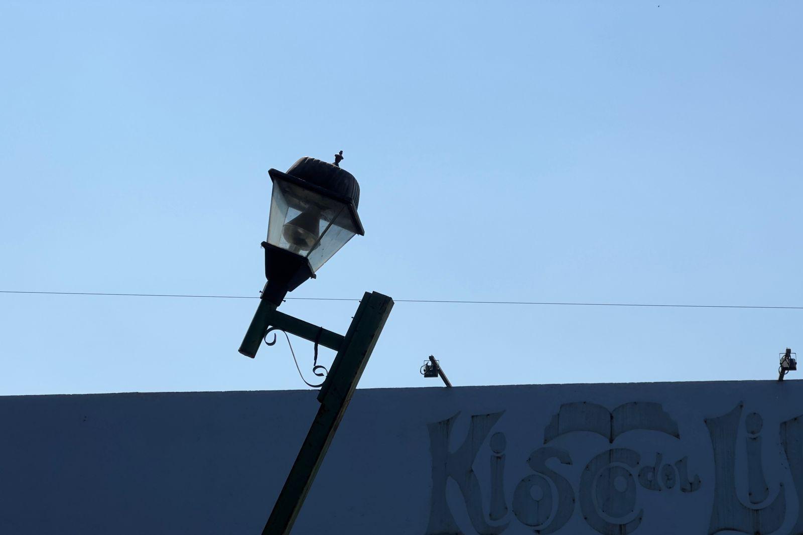 Riesgo latente: Una lámpara a punto de colapsar en Avenida Mariano Sánchez