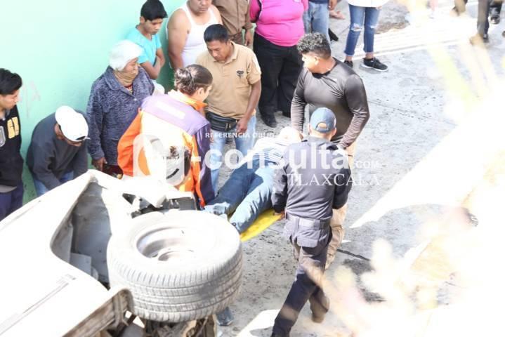 Seis personas resultan lesionadas tras volcar su camioneta sobre la autopista Tlaxcala-Apizaco en la zona de El Trébol