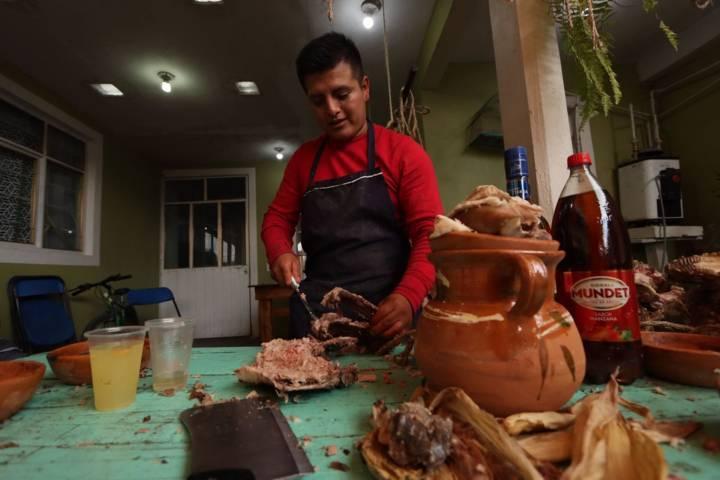 Asisten decenas de pobladores al tradicional mole prieto del barrio de la Soledad 