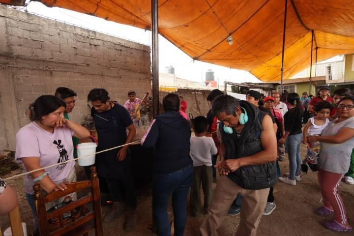  Asisten decenas de pobladores al tradicional mole prieto del barrio de la Soledad 