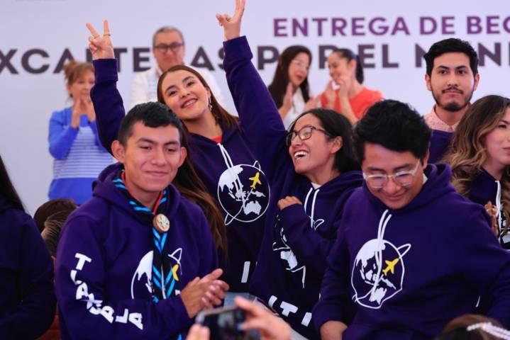 Entregó Gobernadora 100 becas a jóvenes “Tlaxcaltecas por el mundo”