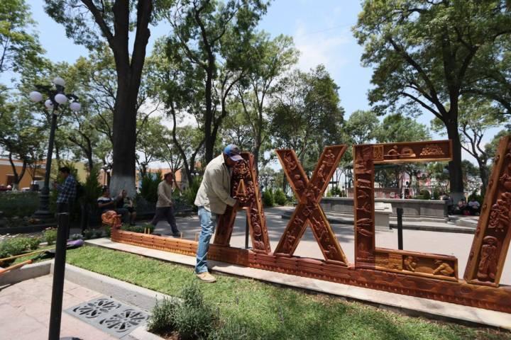 Retiran letras de monumentales de Tlaxcala ante la amenaza de manifestantes 