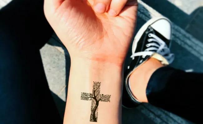 Para atraer a más fieles, una iglesia tatua gratis una cruz en el brazo