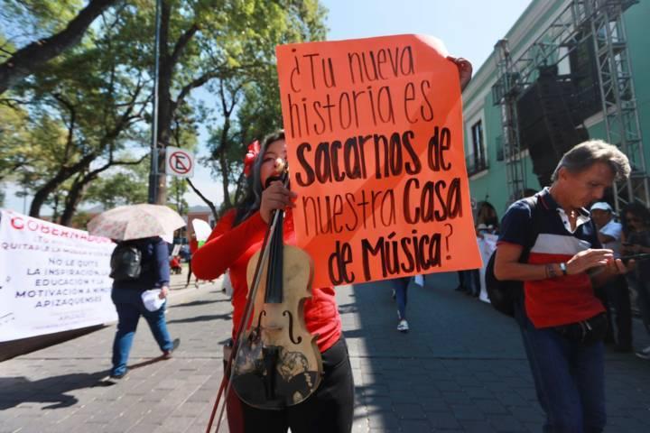 Estudiantes de la Casa de Música de Apizaco protestan por cierre de este espacio