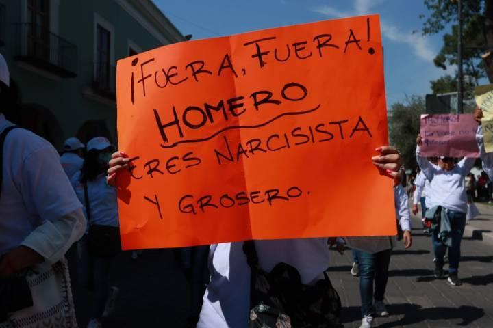 Resaltan pancartas de repudio contra Homero Meneses en desfile del 1 de Mayo 