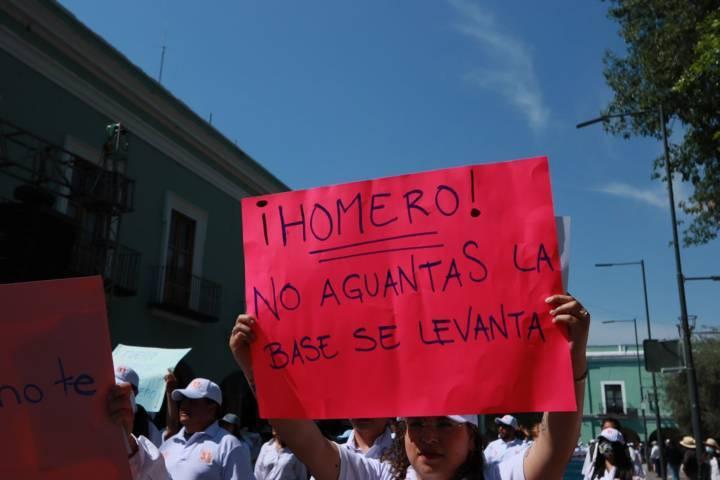 Resaltan pancartas de repudio contra Homero Meneses en desfile del 1 de Mayo 