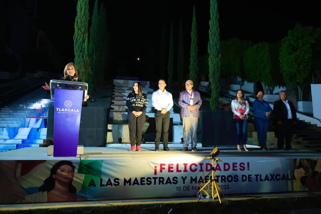 Iluminan las escalinatas como reconocimiento a la labor de los maestros de Tlaxcala