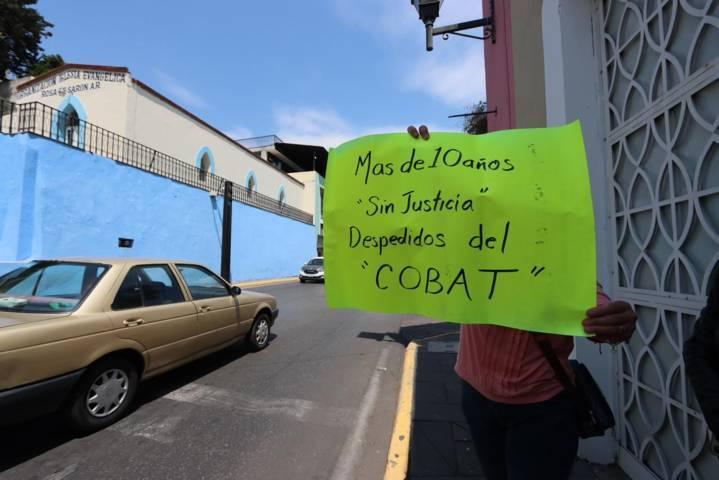 Trabajadores despedidos del COBAT se manifiestan a las afueras del TCA