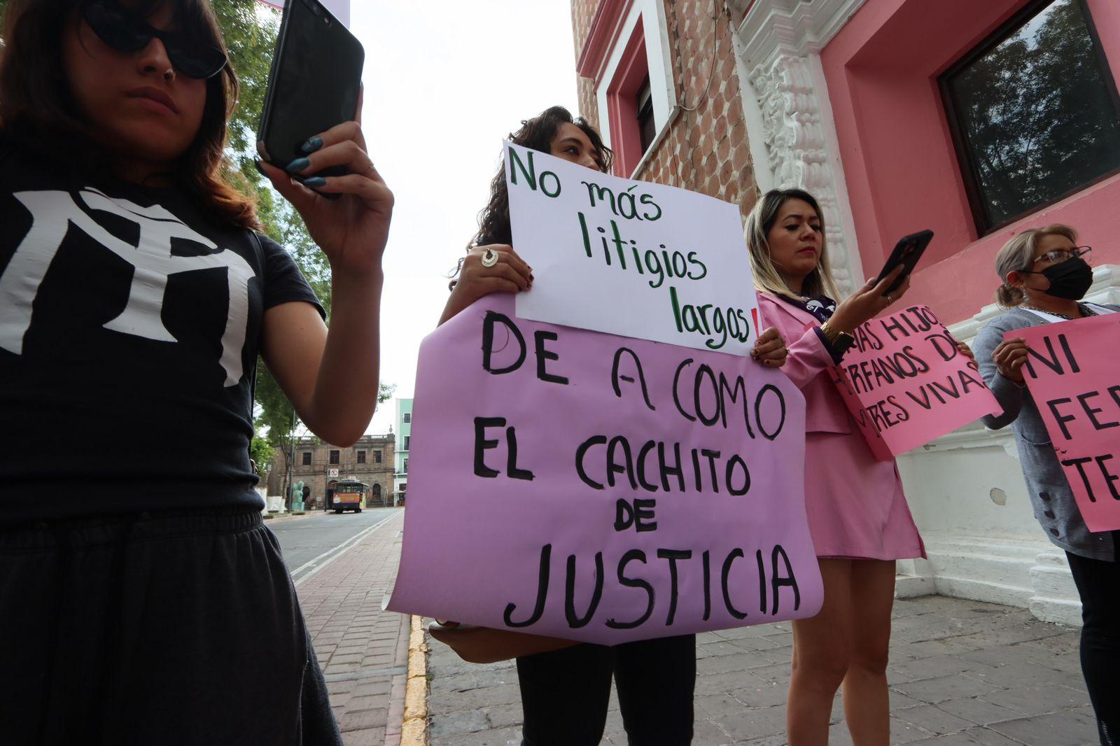 Colectivos feministas se manifiestan a las afueras del Poder Judicial