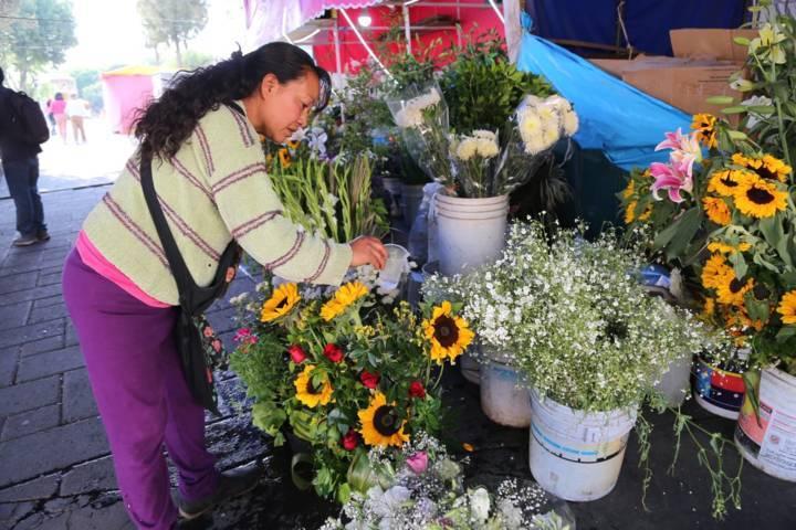 Flores a la virgen que bajará el próximo lunes por las calles de Tlaxcala