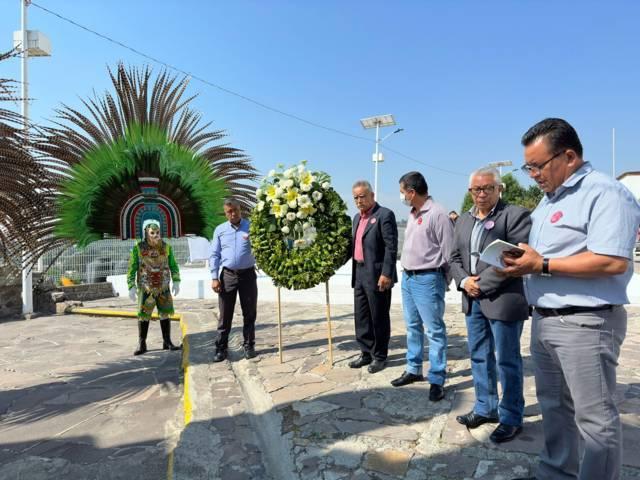 Pobladores de Tizatlán realizan guardia de honor en el monumento de Xicohténcatl Axayacatzin 