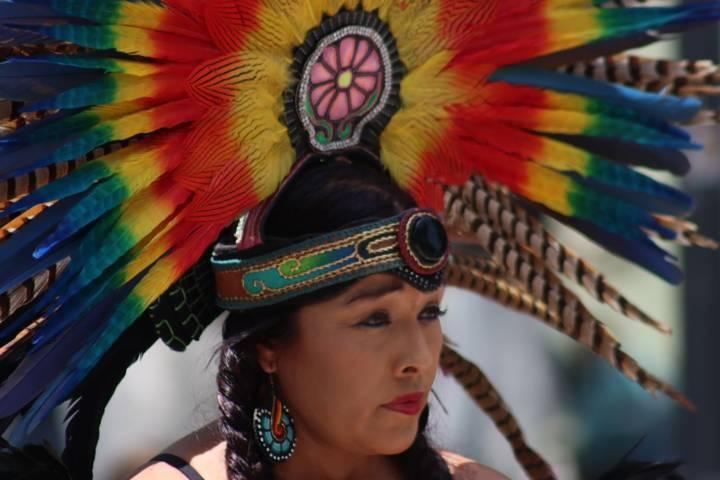 Danzantes de música prehispánica colocan ofrenda a Xicohténcatl 