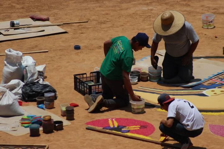 Artesanos elaboran alfombra con retrato Rafael Ortega en la plaza de toros Jorge el “Ranchero” Aguilar