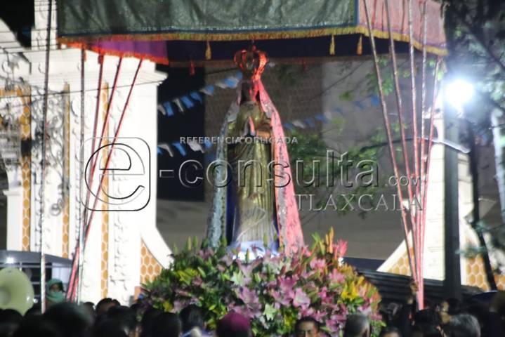 Realizan tradicional bajada de la Virgen de Ocotlán en Tlaxcala