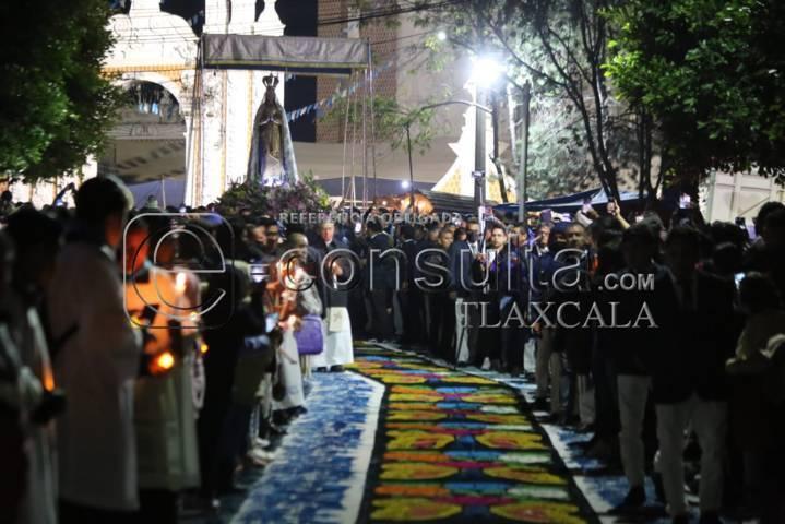 Realizan tradicional bajada de la Virgen de Ocotlán en Tlaxcala
