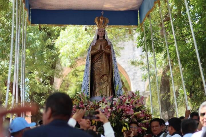 Continúa su recorrido la virgen de Ocotlán por las principales calles de la capital tlaxcalteca