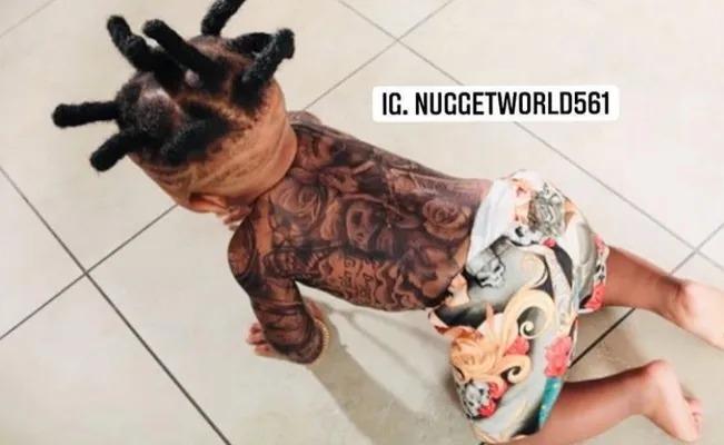 Critican a pareja de padres por tatuar desde los 6 meses de edad a su hijo