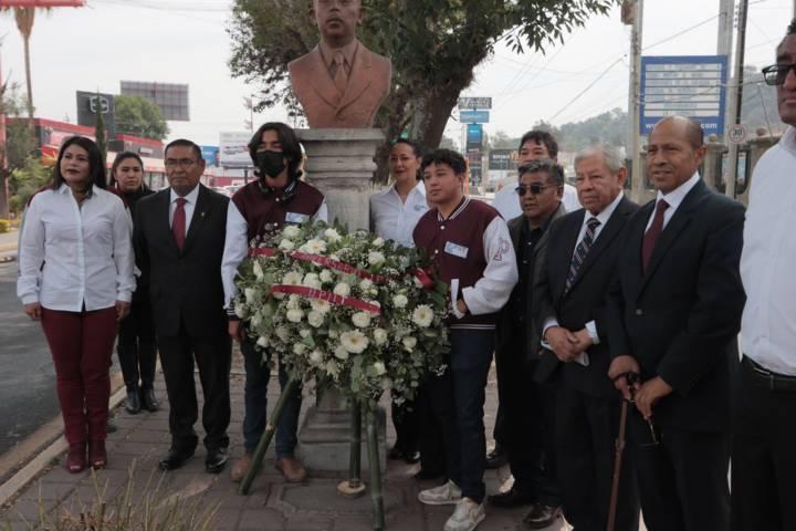 IPN coloca ofrenda floral a monumento de Lázaro Cárdenas 