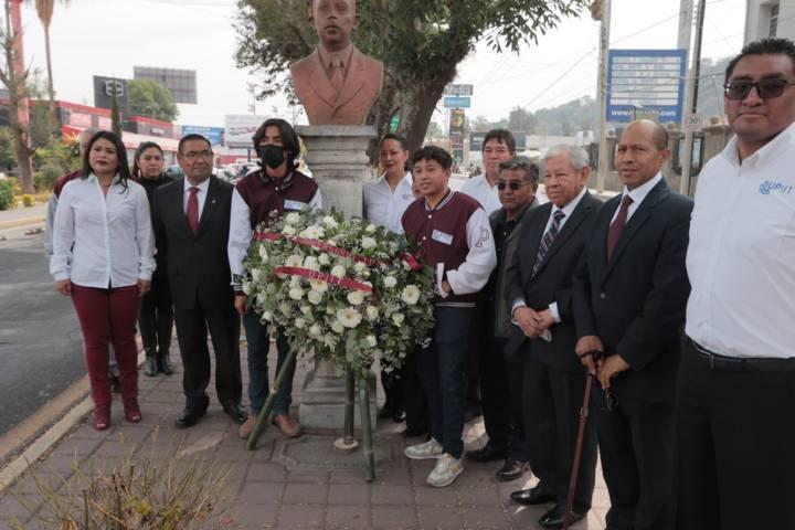 IPN coloca ofrenda floral a monumento de Lázaro Cárdenas 
