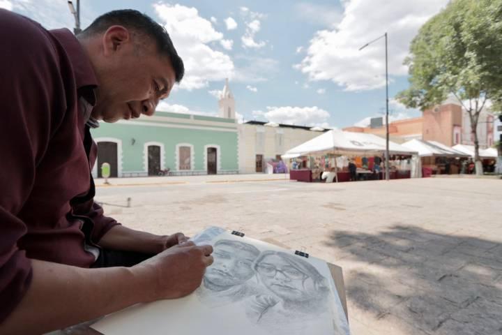 Josué Carbente recorre el país realizando retratos a lápiz 