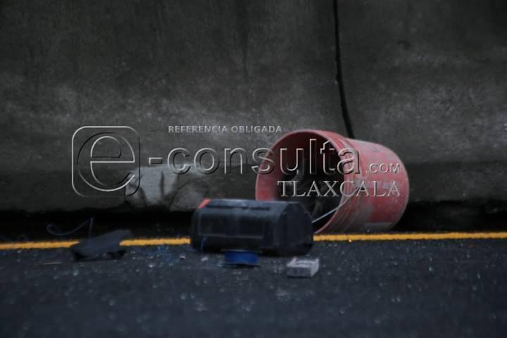 Muere masculino al volcar y salir eyectado de su vehículo en Xaloztoc 
