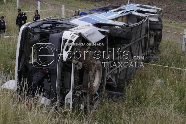 Vuelca autobús de pasajeros en la autopista Tlaxcala-Puebla 