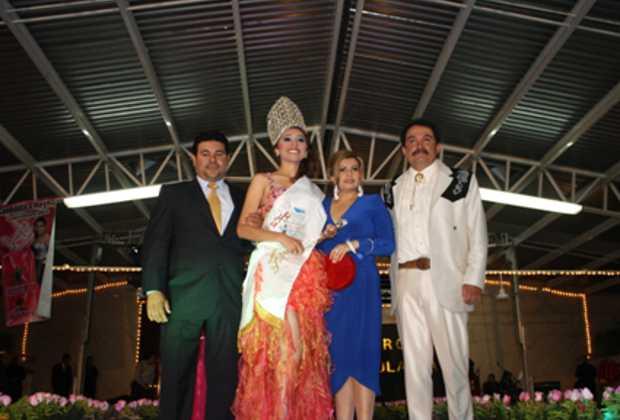 Coronan a Alejandra I, Reina de feria San Antonio Calpulalpan 2013