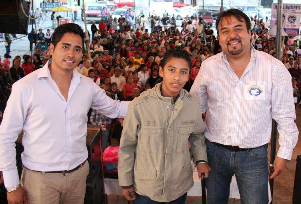 Recibe Justo Lozano respaldo contundente de pobladores de  Santa María Texcalac