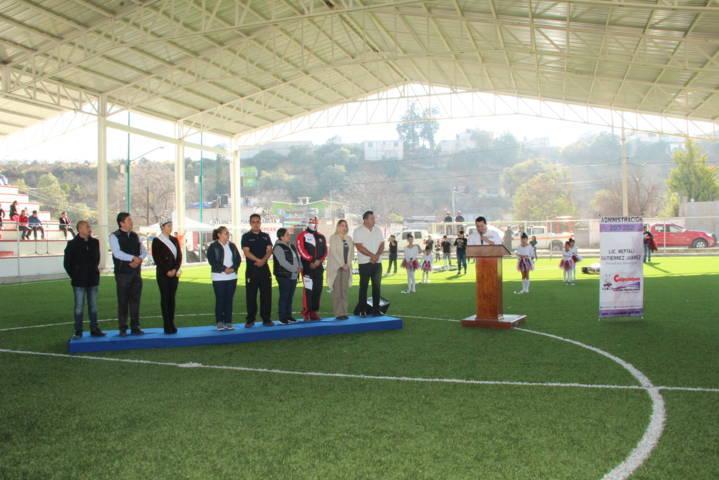 Alcalde impulsa el deporte en la Cañada con una cancha de fut 7 con gradas